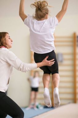 Gomel, Beyaz Rusya - 25 Kasım 2017: Freestyle yarışmalarda 2005-2007 genç erkek ve kadınlar arasında. Program, trambolin ve jimnastik yolu.