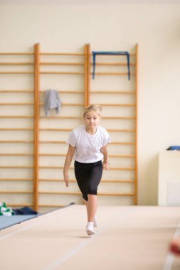 Gomel, Beyaz Rusya - 25 Kasım 2017: Freestyle yarışmalarda 2005-2007 genç erkek ve kadınlar arasında. Program, trambolin ve jimnastik yolu.