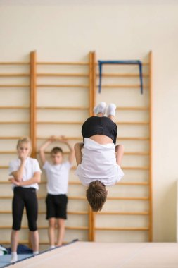 Gomel, Beyaz Rusya - 25 Kasım 2017: Freestyle yarışmalarda 2005-2007 genç erkek ve kadınlar arasında. Program, trambolin ve jimnastik yolu.