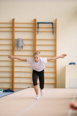 Gomel, Beyaz Rusya - 25 Kasım 2017: Freestyle yarışmalarda 2005-2007 genç erkek ve kadınlar arasında. Program, trambolin ve jimnastik yolu.