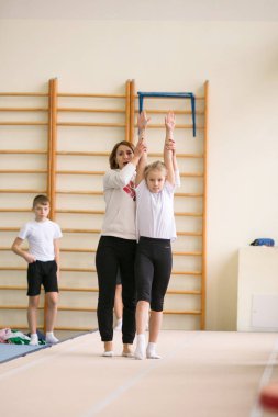 Gomel, Beyaz Rusya - 25 Kasım 2017: Freestyle yarışmalarda 2005-2007 genç erkek ve kadınlar arasında. Program, trambolin ve jimnastik yolu.