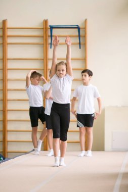 Gomel, Beyaz Rusya - 25 Kasım 2017: Freestyle yarışmalarda 2005-2007 genç erkek ve kadınlar arasında. Program, trambolin ve jimnastik yolu.