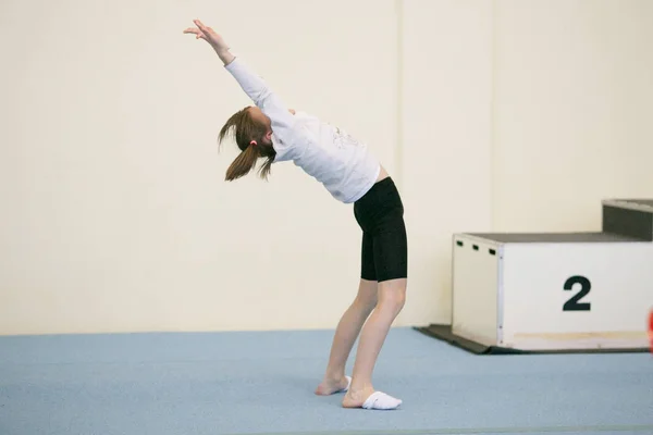 Gomel, Weißrussland - 25. November 2017: Freistilwettkämpfe unter jungen Männern und Frauen in den Jahren 2005-2007. im Programm, Trampolin und Turnpfad. — Stockfoto