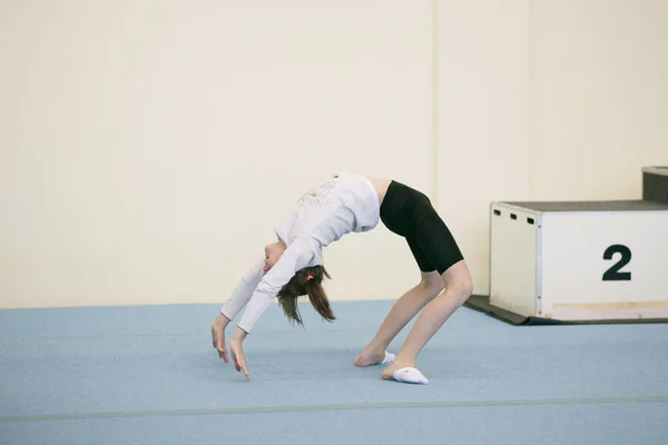 GOMEL, BELARUS - 25 November 2017: Freestyle competitions among young men and women in 2005-2007. In the program, trampoline and gymnastic path. — Stock Photo, Image