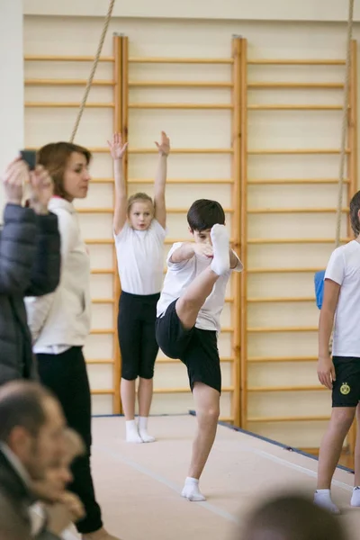 Gomel, Białoruś - 25 listopada 2017: zawody Freestyle wśród młodych mężczyzn i kobiet w latach 2005-2007. W programie, trampolina i ćwiczenie ścieżka. — Zdjęcie stockowe