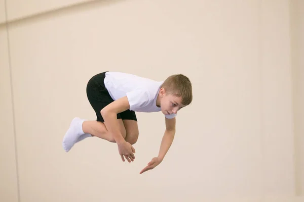 GOMEL, BELARUS - 25 de novembro de 2017: Competições de estilo livre entre homens e mulheres jovens em 2005-2007. No programa, trampolim e ginástica caminho . — Fotografia de Stock
