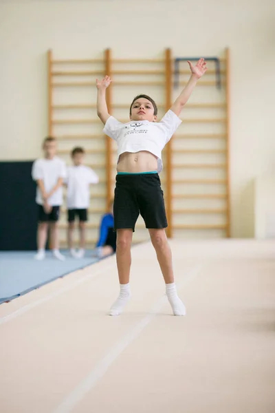 GOMEL, BELARUS - 25 de novembro de 2017: Competições de estilo livre entre homens e mulheres jovens em 2005-2007. No programa, trampolim e ginástica caminho . — Fotografia de Stock