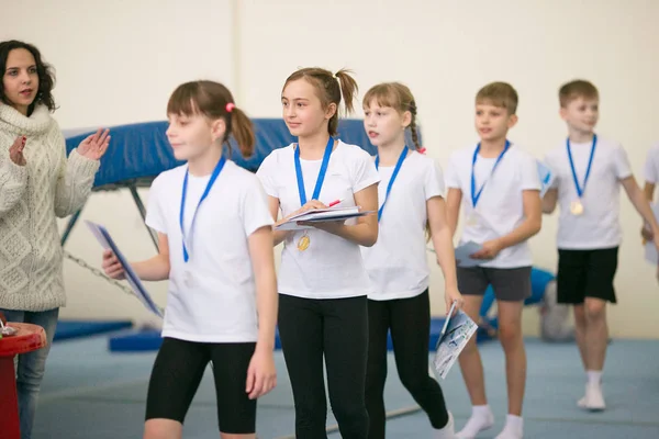 Gomel, Weißrussland - 25. November 2017: Freistilwettkämpfe unter jungen Männern und Frauen in den Jahren 2005-2007. im Programm, Trampolin und Turnpfad. — Stockfoto