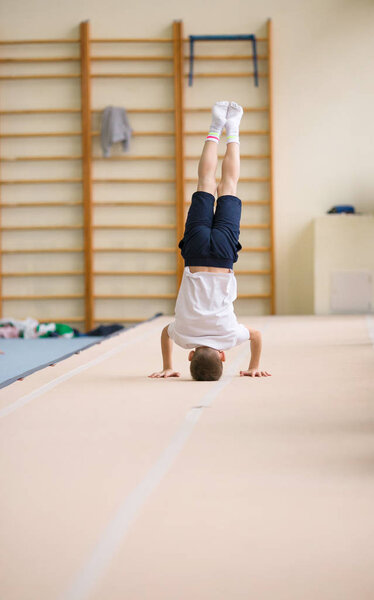 ГОМЕЛЬ, БЕЛАРУС - 25 ноября 2017 года: Соревнования по фристайлу среди юношей и девушек в 2005-2007 годах. В программе батут и гимнастическая дорожка
.