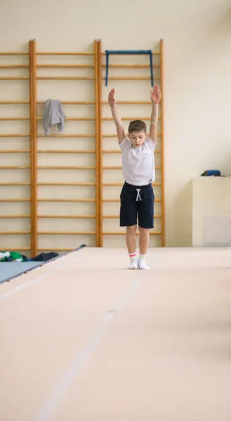 GOMEL, BELARUS - 25 novembre 2017 : Compétitions de ski acrobatique entre jeunes hommes et jeunes femmes en 2005-2007. Au programme, sentier trampoline et gymnastique . — Photo