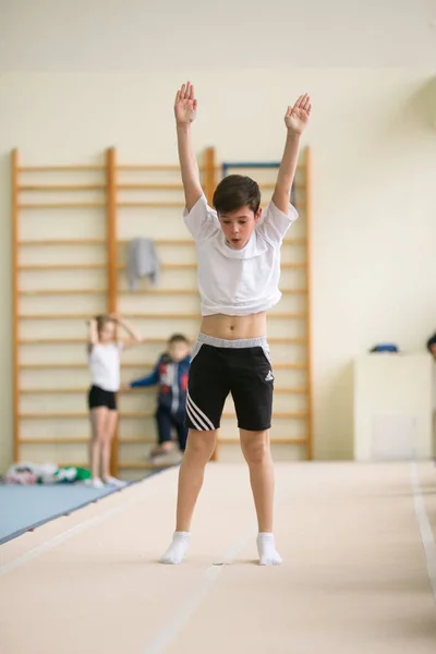 Homel, Fehéroroszország - 2017. November 25.: Freestyle verseny fiatal férfiak és nők között a 2005-2007. A program, a trambulin és a torna elérési útja. — Stock Fotó