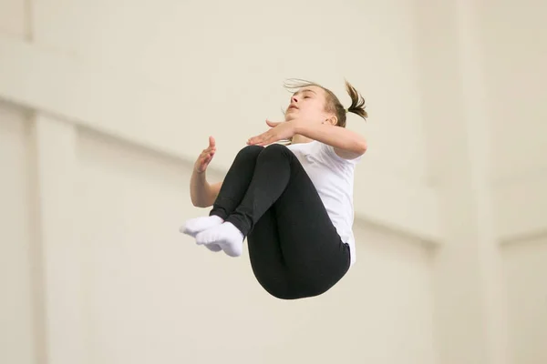 GOMEL, BELARUS - 25 November 2017: Freestyle competitions among young men and women in 2005-2007. In the program, trampoline and gymnastic path. — Stock Photo, Image