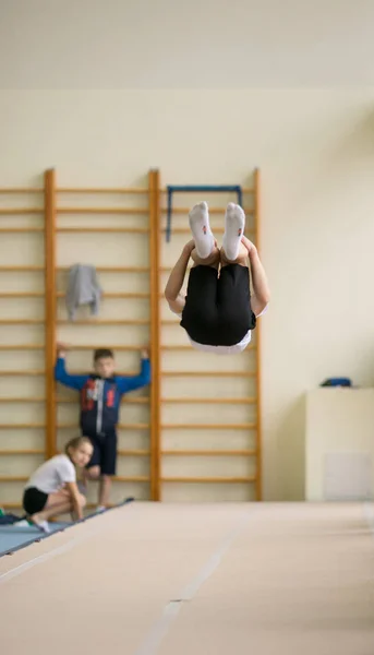 GOMEL, BELARUS - 25 de novembro de 2017: Competições de estilo livre entre homens e mulheres jovens em 2005-2007. No programa, trampolim e ginástica caminho . — Fotografia de Stock