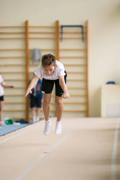 GOMEL, BELARUS - 25 de novembro de 2017: Competições de estilo livre entre homens e mulheres jovens em 2005-2007. No programa, trampolim e ginástica caminho . — Fotografia de Stock