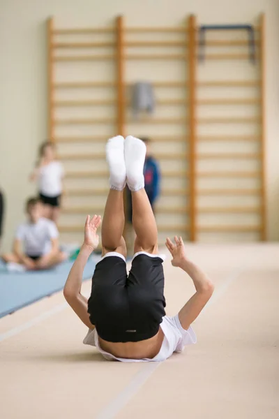 Gomel, Białoruś - 25 listopada 2017: zawody Freestyle wśród młodych mężczyzn i kobiet w latach 2005-2007. W programie, trampolina i ćwiczenie ścieżka. — Zdjęcie stockowe