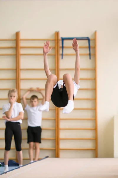 GOMEL, BELARUS - 25 novembre 2017 : Compétitions de ski acrobatique entre jeunes hommes et jeunes femmes en 2005-2007. Au programme, sentier trampoline et gymnastique . — Photo