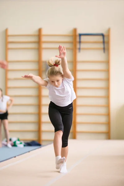 Gomel, Białoruś - 25 listopada 2017: zawody Freestyle wśród młodych mężczyzn i kobiet w latach 2005-2007. W programie, trampolina i ćwiczenie ścieżka. — Zdjęcie stockowe