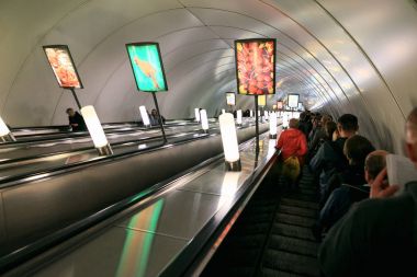 Petersburg, Rusya - 30 Haziran 2017: İnsanlar bir yürüyen merdiven metro üzerinde.