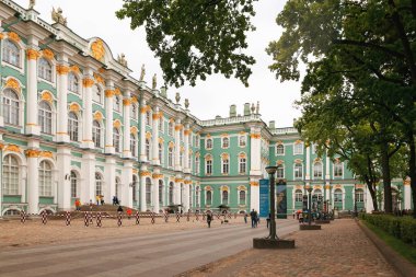 Petersburg, Rusya - 30 Haziran 2017: Saray Meydanı. Kış Sarayı.