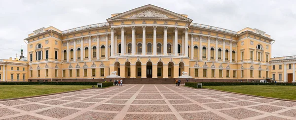 Petersburg, russland - 30. juni 2017: das gebäude des russischen museums. — Stockfoto