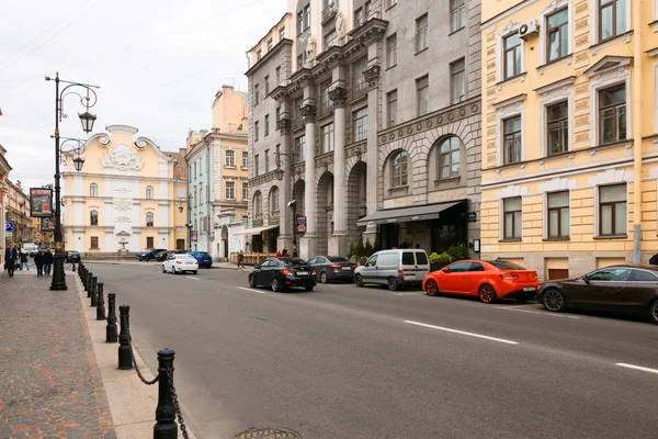 Petersburgo, Rússia - 30 de junho de 2017: movimento de carros nas ruas da cidade. — Fotografia de Stock