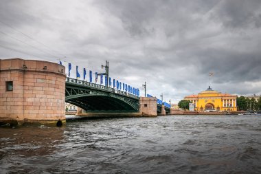 Petersburg, Rusya - 30 Haziran 2017: Neva Nehri kıyısında güzel bina.