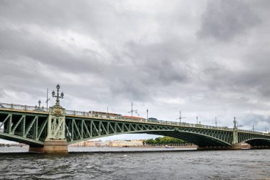 Petersburg, Rusya - 30 Haziran 2017: Neva Nehri köprüde.