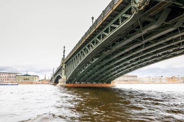 Petersburg, Rusya - 30 Haziran 2017: Neva Nehri köprüde.