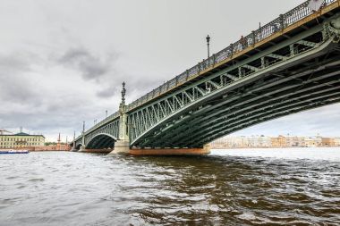 Petersburg, Rusya - 30 Haziran 2017: Neva Nehri köprüde.