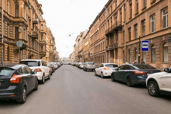 Petersburg, Oroszország - 2017. június 30.: autók mozgása a város utcáin. — Stock Fotó