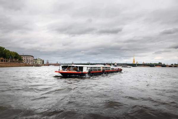 Petersburg, Rosja - 30 czerwca 2017 r.: Zwiedzanie łodzią na Newie. — Zdjęcie stockowe