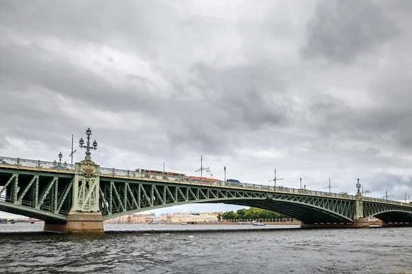 Petersburgo, Rusia - 30 de junio de 2017: Puente sobre el río Neva . —  Fotos de Stock