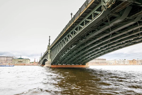 Petersburg, Rosja - 30 czerwca 2017 r.: Most na Newie. — Zdjęcie stockowe