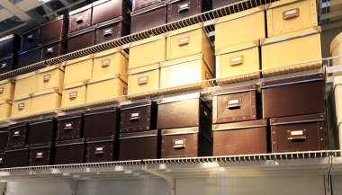 birçok kutular üzerinde belgili tanımlık sığınak. dolap kutusu.