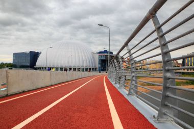 Stadyumun yakınındaki St. Petersburg 'da kırmızı bisiklet yolu..