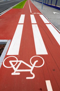 Stadyumun yakınındaki St. Petersburg 'da kırmızı bisiklet yolu..