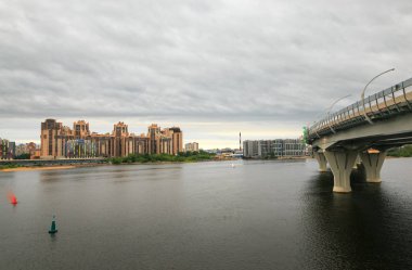 St. Petersburg yeni bir bölge. nehir, köprü, yeni bina.