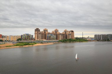 St. Petersburg yeni bir bölge. nehir, köprü, yeni bina.