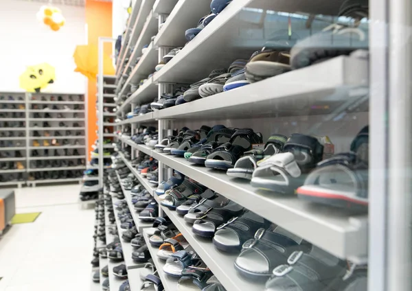 Zapatos en los estantes de la tienda. zapatos para niños . — Foto de Stock