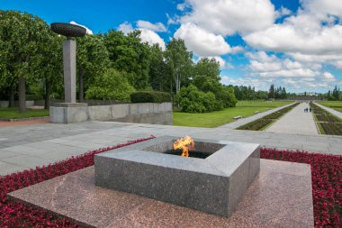 Petersburg, Rusya - 2 Temmuz 2017: Piskaryovskoye memorial mezarlığı. Askerler ve Leningrad Kuşatması kurbanlarının toplu mezar yeri.