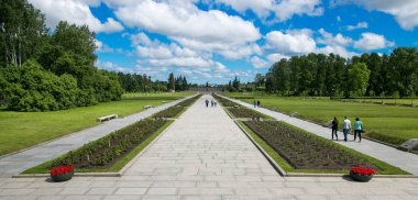 Petersburg, Rusya - 2 Temmuz 2017: Piskaryovskoye memorial mezarlığı. Askerler ve Leningrad Kuşatması kurbanlarının toplu mezar yeri.