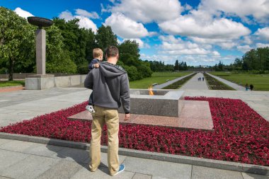 Petersburg, Rusya - 2 Temmuz 2017: Piskaryovskoye memorial mezarlığı. Askerler ve Leningrad Kuşatması kurbanlarının toplu mezar yeri.