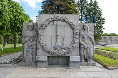 Petersburg, Rusya - 2 Temmuz 2017: Piskaryovskoye memorial mezarlığı. Askerler ve Leningrad Kuşatması kurbanlarının toplu mezar yeri.