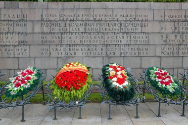 Petersburg, Rusya - 2 Temmuz 2017: Piskaryovskoye memorial mezarlığı. Askerler ve Leningrad Kuşatması kurbanlarının toplu mezar yeri.