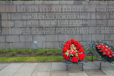 Petersburg, Rusya - 2 Temmuz 2017: Piskaryovskoye memorial mezarlığı. Askerler ve Leningrad Kuşatması kurbanlarının toplu mezar yeri.