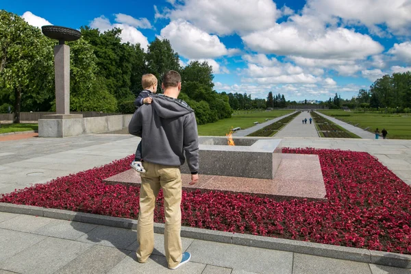 Petersburg, Russia - July 2, 2017: Piskaryovskoye memorial cemetery. Place of mass graves of victims of the siege of Leningrad and soldiers. — Stock Photo, Image