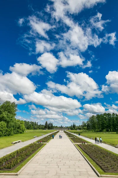 Petersburg, Rusya - 2 Temmuz 2017: Piskaryovskoye memorial mezarlığı. Askerler ve Leningrad Kuşatması kurbanlarının toplu mezar yeri.