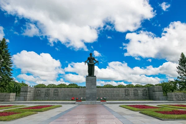 Petersburg, Rusya - 2 Temmuz 2017: Piskaryovskoye memorial mezarlığı. Askerler ve Leningrad Kuşatması kurbanlarının toplu mezar yeri.