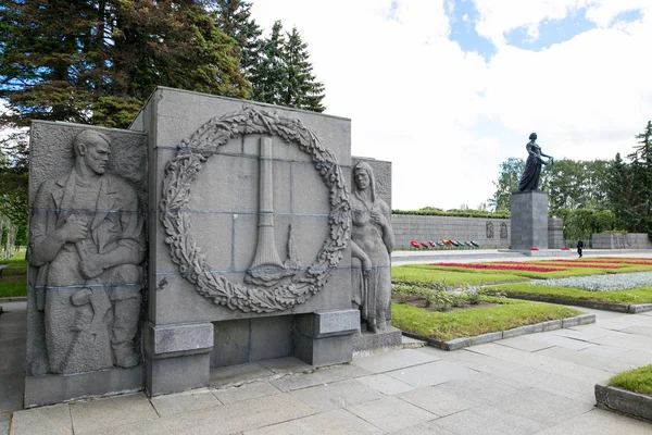 Petersburg, Rusya - 2 Temmuz 2017: Piskaryovskoye memorial mezarlığı. Askerler ve Leningrad Kuşatması kurbanlarının toplu mezar yeri.