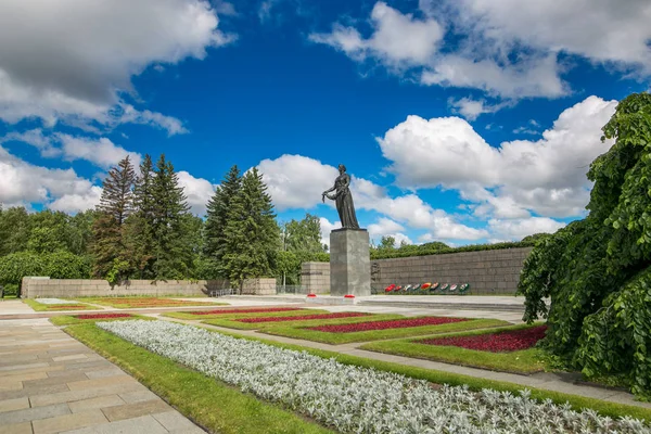 Petersburg, Rusya - 2 Temmuz 2017: Piskaryovskoye memorial mezarlığı. Askerler ve Leningrad Kuşatması kurbanlarının toplu mezar yeri. — Stok fotoğraf